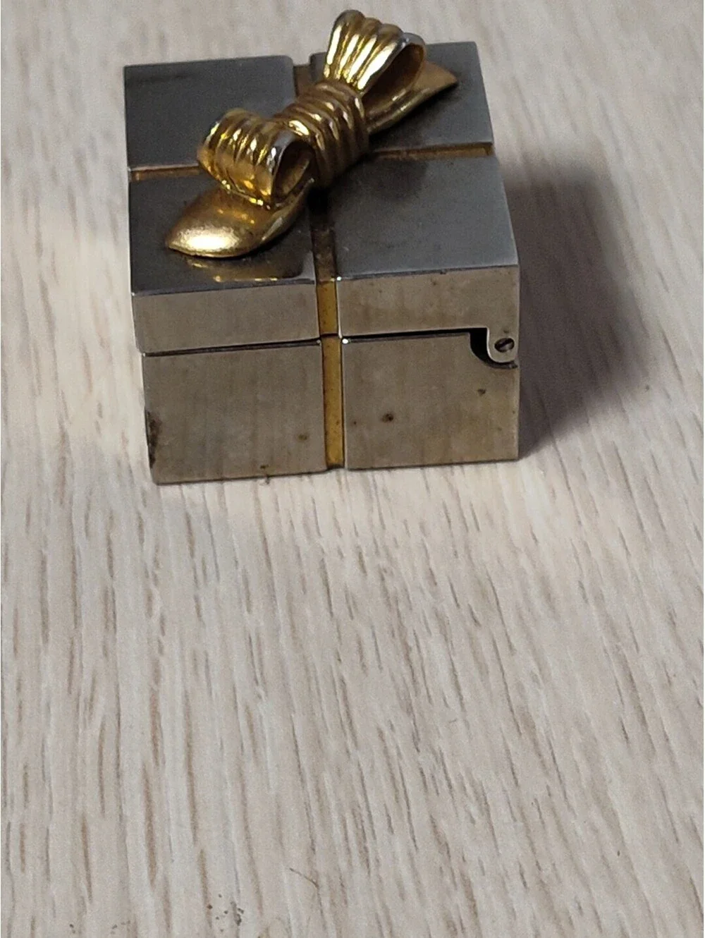 Small Vintage (CL-X15A) 1996 Flip Top Present Box Roman Numeral Clock ..